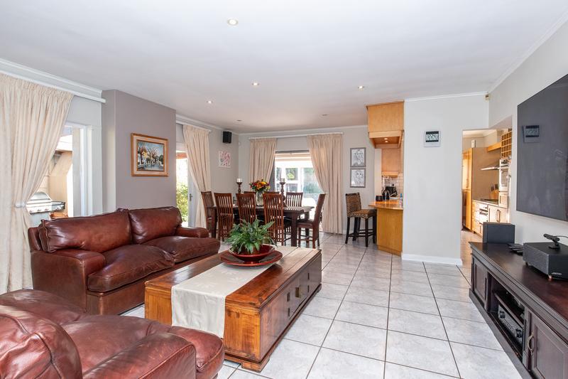 5 Bedroom Property for Sale in Meadowridge Western Cape